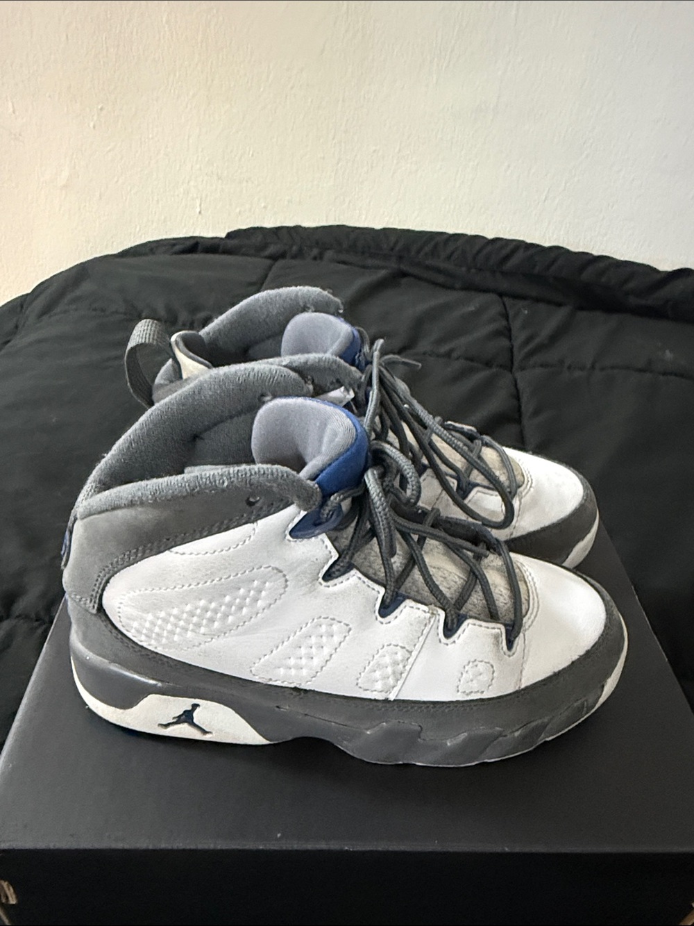 Jordan Kids White and Gray Basketball Sneakers - Picture 4 of 7